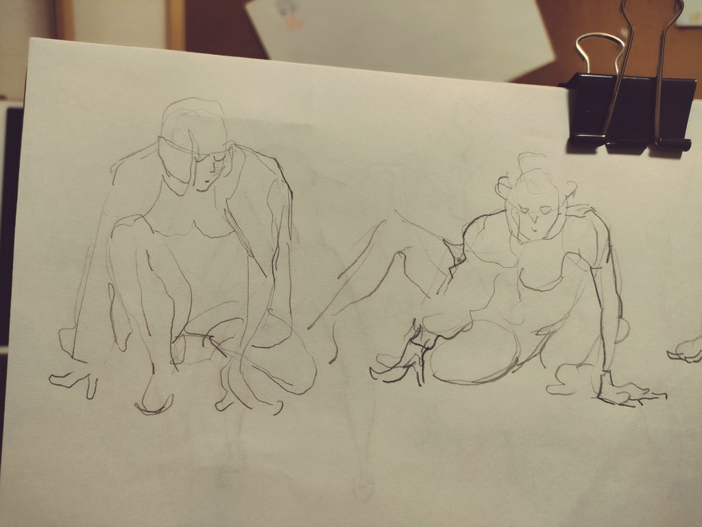 クロッキーは手の動きが悪くならないようにするメンテとして、上手く描こうと思わなくなってから楽。クロッキー帳が高価だったので画板にコピー用紙クリップで留めて描いてる。 https://t.co/9nXWJYjE35