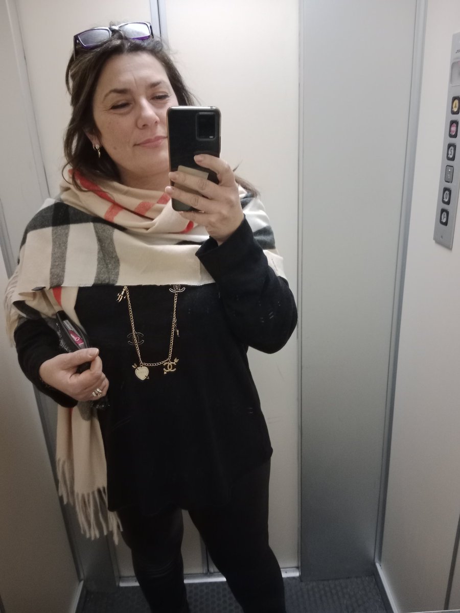 teresa_riccardi's tweet photo. #siRiflette l'immagine che ho di me...
E qualche volta..mi riesce discretamente 😂
#buongiornoatutti #unTemaAlGiorno #5apr https://t.co/SAjrH68L1u