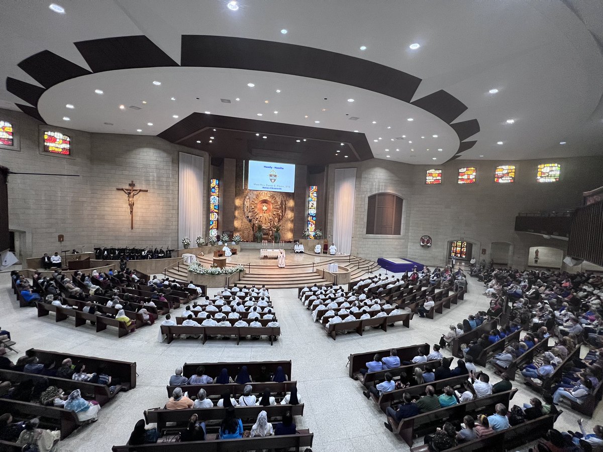 bpdflores's tweet photo. Chrism Mass, Basilica of the Virgin.
He who was anointed by the Father with the fullness of the Holy Spirit was himself never anointed with oil except by Mary, sister of Lazarus, announcing the service of his Passion; from this gift our anointings flow. https://t.co/0I4Awm7ot5
