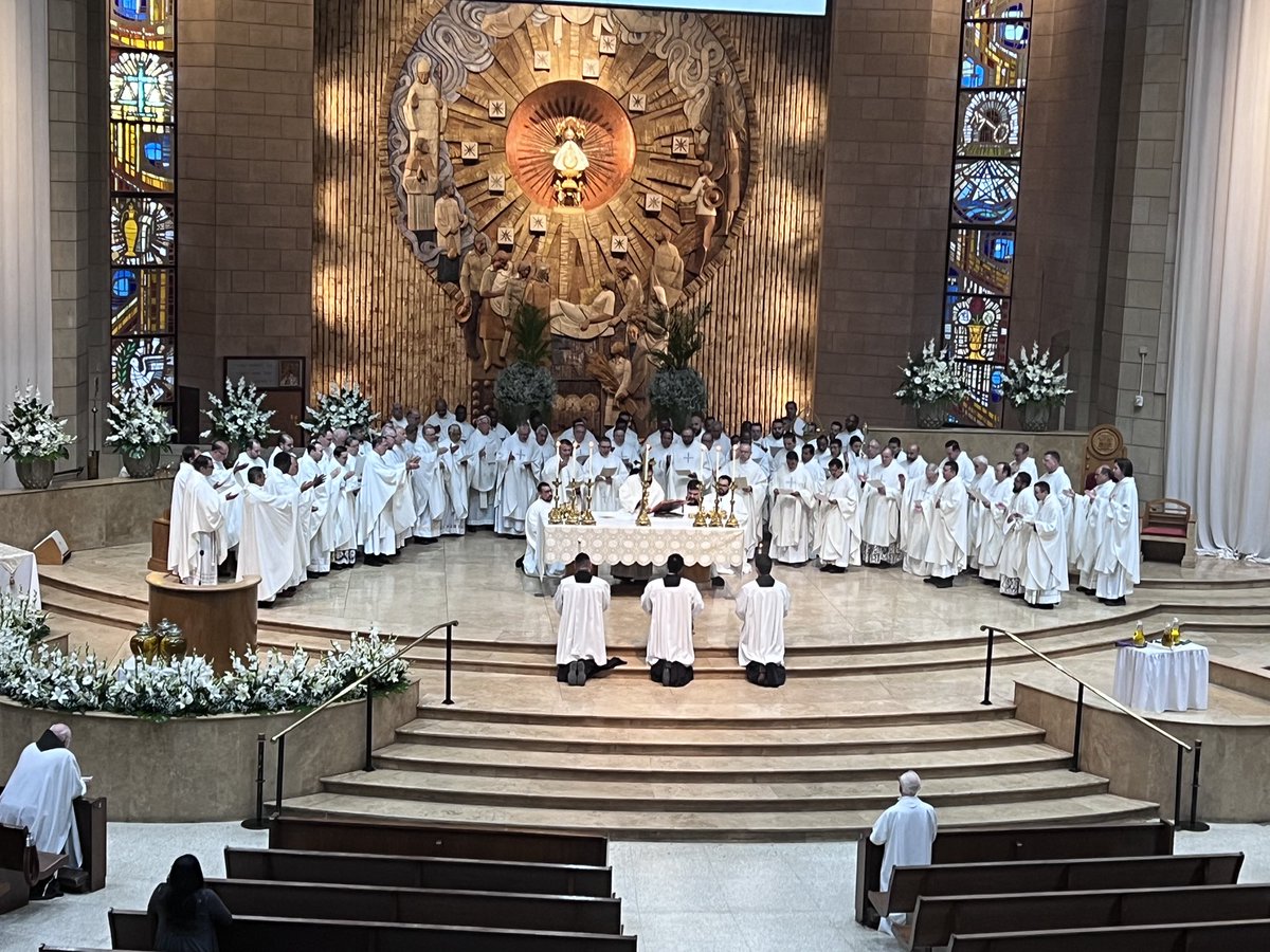 bpdflores's tweet photo. Chrism Mass, Basilica of the Virgin.
He who was anointed by the Father with the fullness of the Holy Spirit was himself never anointed with oil except by Mary, sister of Lazarus, announcing the service of his Passion; from this gift our anointings flow. https://t.co/0I4Awm7ot5