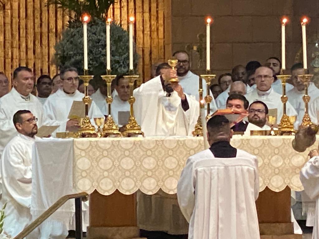 bpdflores's tweet photo. Misa de los Santos Óleos, Basílica de la Virgen.
El que fue ungido por el Padre con la plenitud del Espíritu Santo nunca fue ungido con aceite sino por María, hermana de Lázaro, anunciando el servicio de su Pasión; de este servicio fluyen nuestras unciones. https://t.co/N0EluegIhv