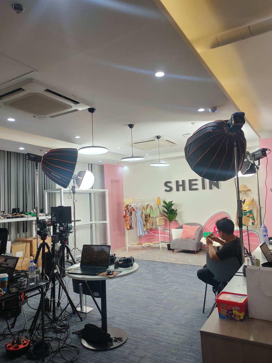 deawithlyra's tweet photo. Livestream event at @SHEIN_Official Philippines 4.4 Funtastic SALE yesterday! Forever grateful for this awesome opportunity 🥰 #SHEINph #beSHEINmodels #SHEIN44Sale #UGC #ugcopportunity #ugccommunity #ugccontentcreator #adayinmylife #LiveStreaming https://t.co/KRFMbqamjo