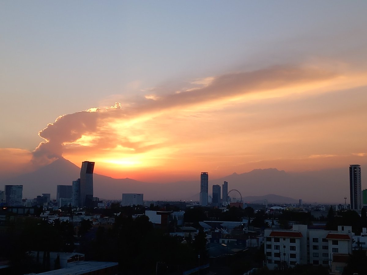 LuKiABM's tweet photo. Tanto vivido bajo este cielo, de fumarolas infinitas y de rojos atardeceres. 

#Puebla https://t.co/mGdcH2BpAt