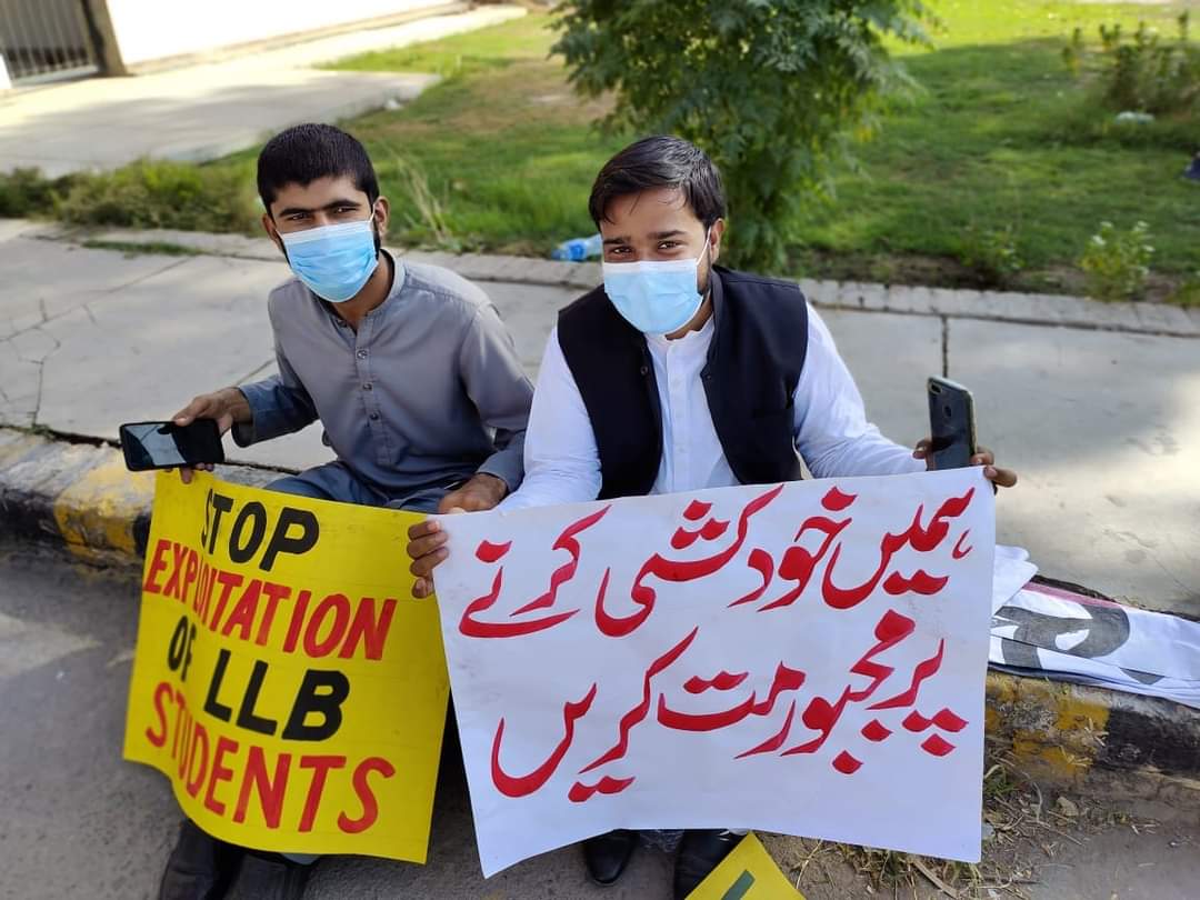 پاکستان کاتعلیمی نظام اتنا بوسیدہ ہوچکاہےکہ BZU تین و پانچ سالہ  قانون کے طلباء کاکسی انکوائری میں نہ تو نام ہے اور نہ ہی کسی کورٹ کا کوئی حکم موجود ہے جس سے طلباء کے امتحانات روکے جا سکیں۔ پھر بھی یونیورسٹی انتظامیہ ہٹ دھرمی پر قائم ہے اور کوئی پوچھنے والا نہیں 
<a href="/GovtofPakistan/">Government of Pakistan</a>