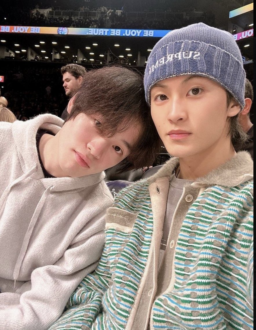 ihatefruitsz's tweet photo. mark is actually wearing the beanie so they don't actually rub heads and start a fire ! https://t.co/xircF9aW6K