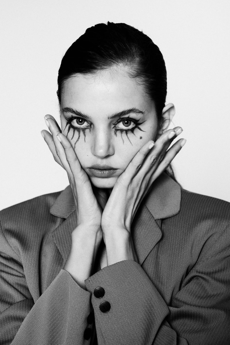 itsjerrenn's tweet photo. me, appearing after a 2 year long twitter hiatus 🖤 https://t.co/Ajiir5Xdrk