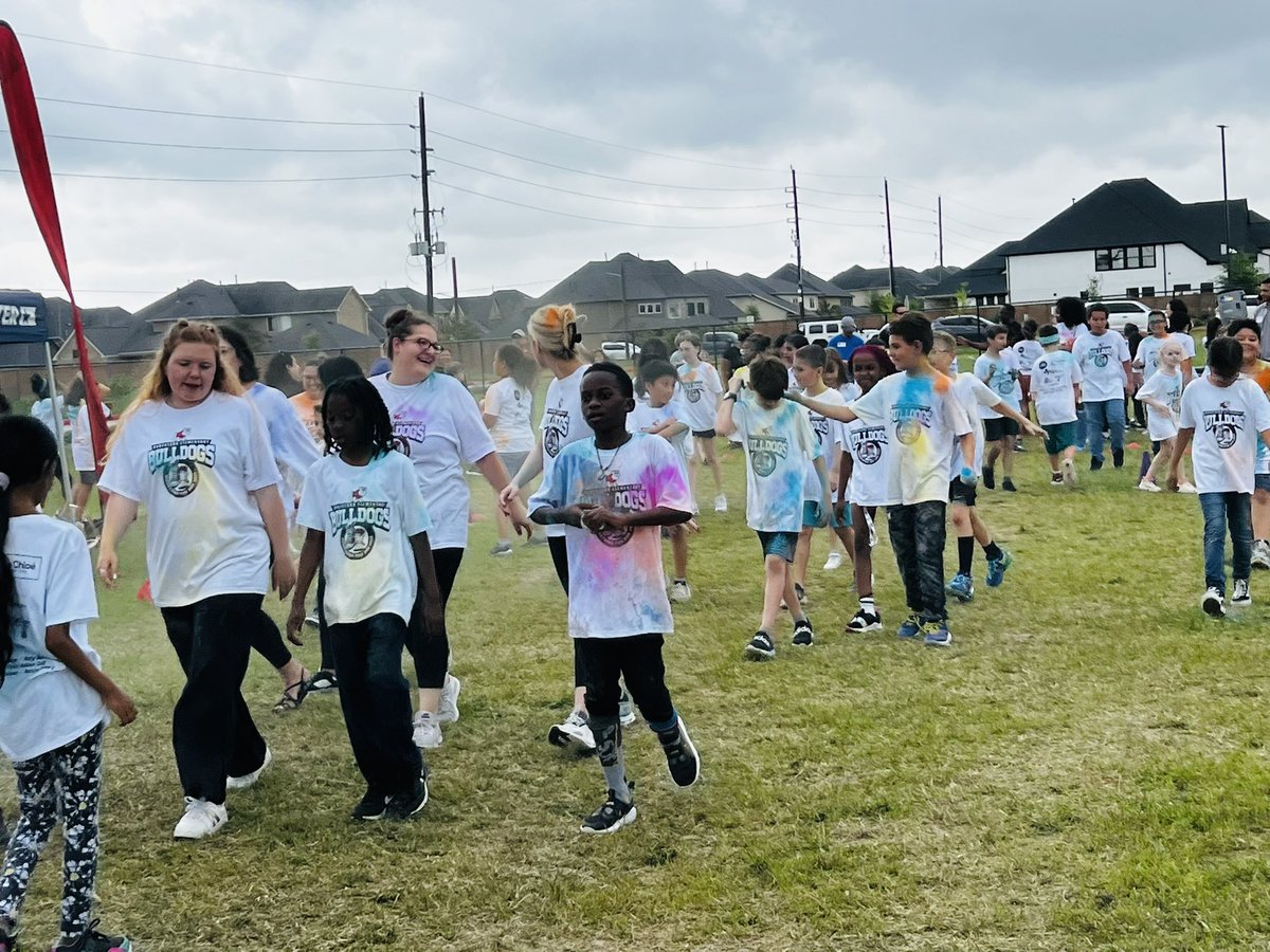 SEREbulldogs's tweet photo. Color Run with 4th and 5th 😃 https://t.co/RZit2ImuQp