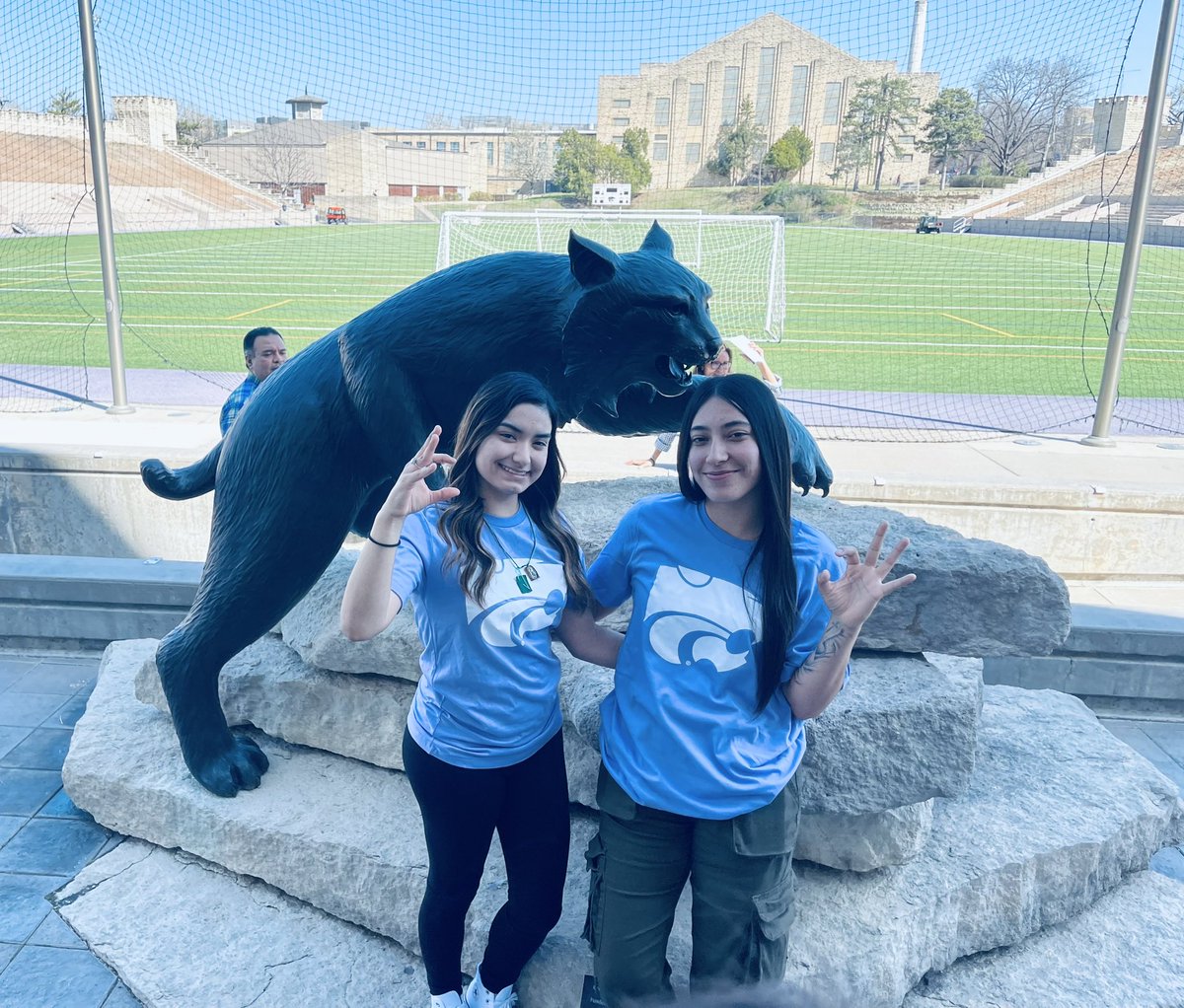 GraceBerumen's tweet photo. It’s always a pleasure to catch up with our Hispanic Development Fund partners, visit with students and listen to our current Wildcats share their stories and all the great programs and resources available at K-State 💜
#kstatedmsa
#kstate
#hispanicdevelopmentfund https://t.co/2td83ShcJu