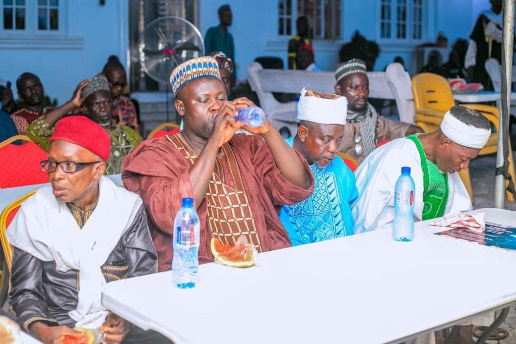 Governor Ademola Adeleke break fast with leagues of Imam  and Muslim faithfuls across the state.

Thank you BVAS  governor for the honor but this is bad, see how our alfas enjoying the watermelon.

Chai! Oga oooo!