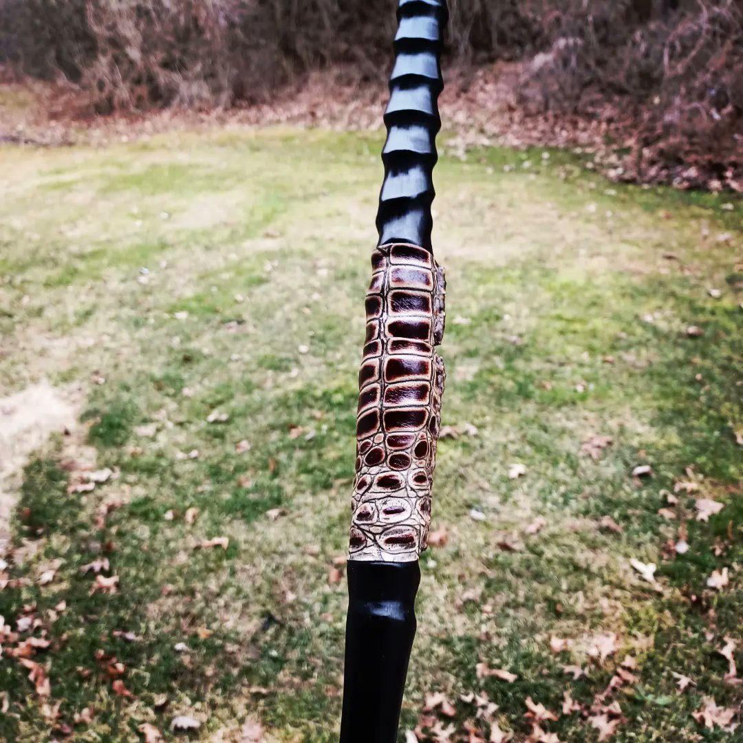 A sporting weight takedown gemsbok horn warbow. #primevalforge #longbow #archery #traditionalarchery #primitiveart #bowhunting