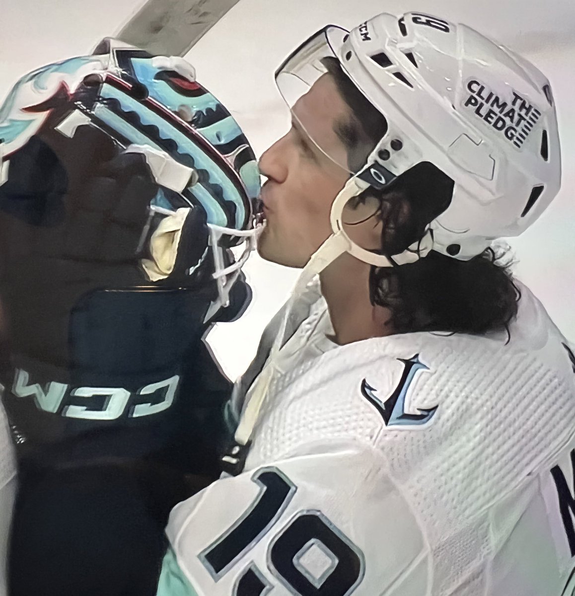 abluecherry's tweet photo. GOALIE KISS https://t.co/fkIGeQWlZb