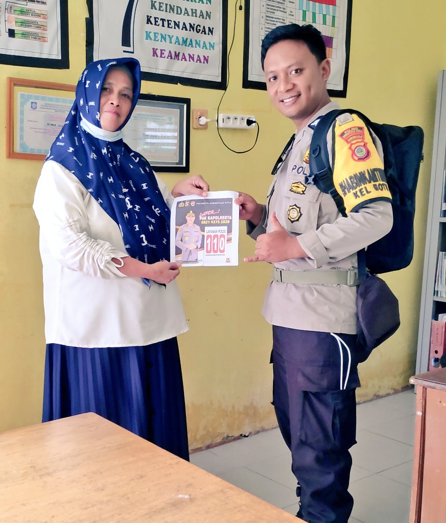Bhabin_Botu's tweet photo. Pelaksanaan Sosialisasi DUMAS PRESISI &amp; Layanan CALL CENTER 110 POLRI kpd warga masyarakat di Kantor Kelurahan Botu.

#KapolrestaGorontaloKota #ListyoSigitPrabowo #DivisiHumasPolri #Bhabinkamtibmas #PolsekKotaTimur https://t.co/yodNIUKYT0