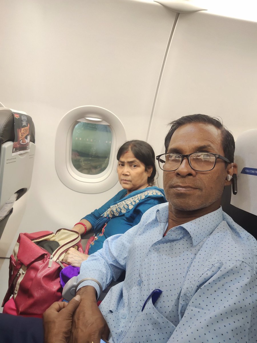 ModlerVicky1995's tweet photo. 🇮🇳India #Gofirst ✈️ Journey. 🙌 Traveling from #Bangalore to #Mumbai 🚩💖
#ModlerVicky 🙌
#Maharashtra #Jharkhand #dhanbad #jharia  #ranchi #kandivali #Bangloreairport #Mumbaiairport #parentslove https://t.co/2hoPgj9PgB