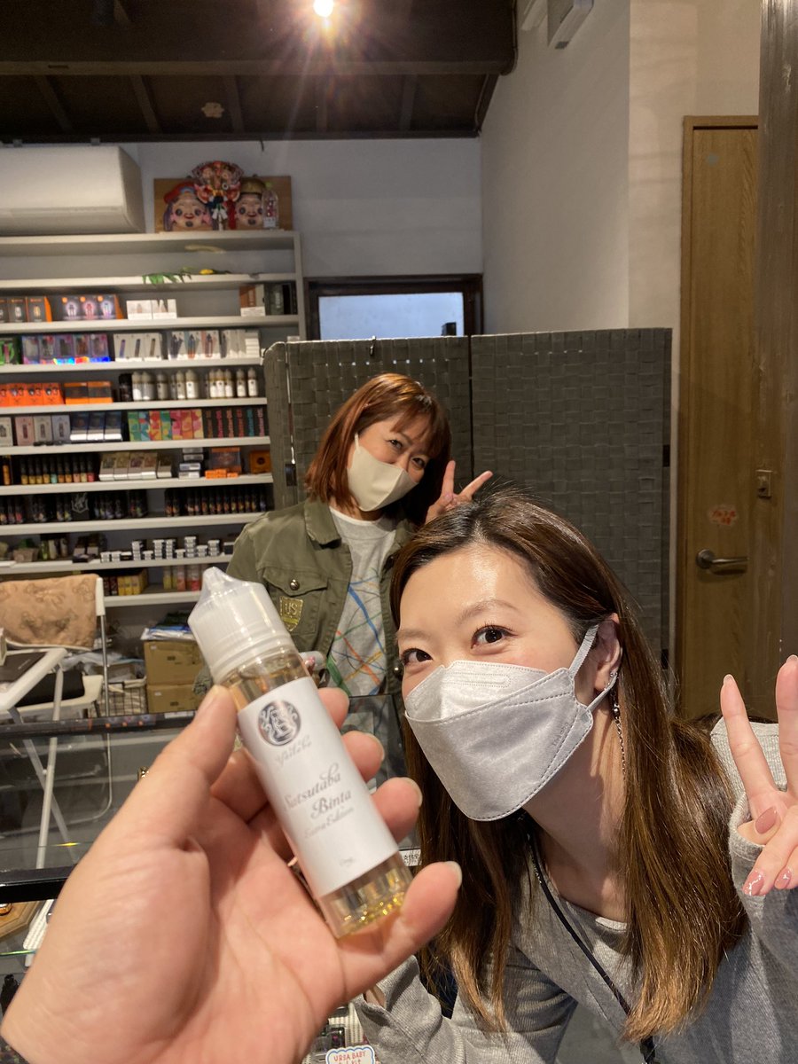 gekkopapa8114's tweet photo. 仕事の休憩中に@vapestore_blu さんにダッシュ‼️
@YAIRA_Vape2u さんのビンタを頂きました┏○ペコ
バタバタでごめんなさい┏○ペコ
順番を譲ってくれた方…ありがとうございました┏○ペコ
#VAPE
#vape好きな人と繋がりたい
#vapestoreblu
#ヤイ汁 https://t.co/HWmSMMwYgl