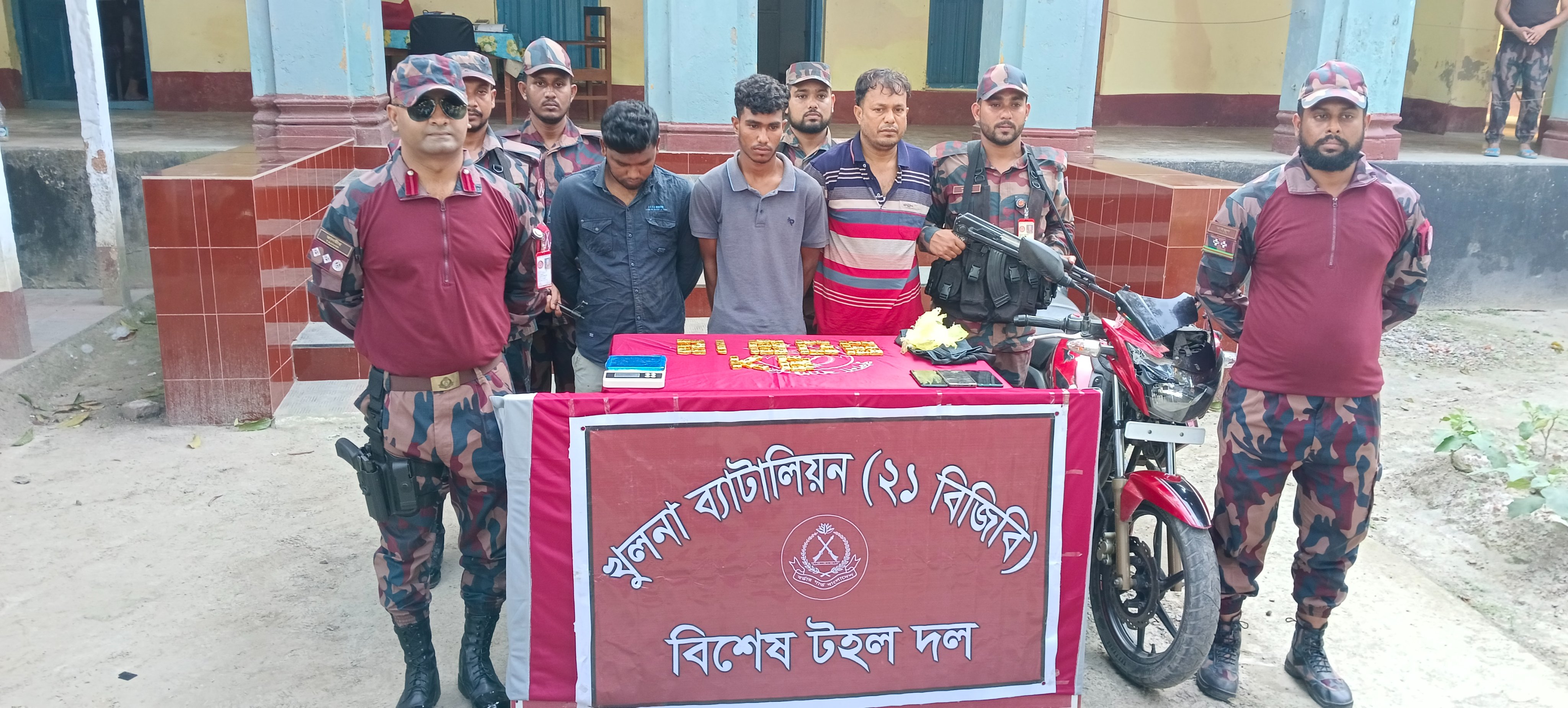 যশোরের শার্শা সীমান্তে ৬১পিচ স্বর্ণের বারসহ ৩ পাচারকারী আটক