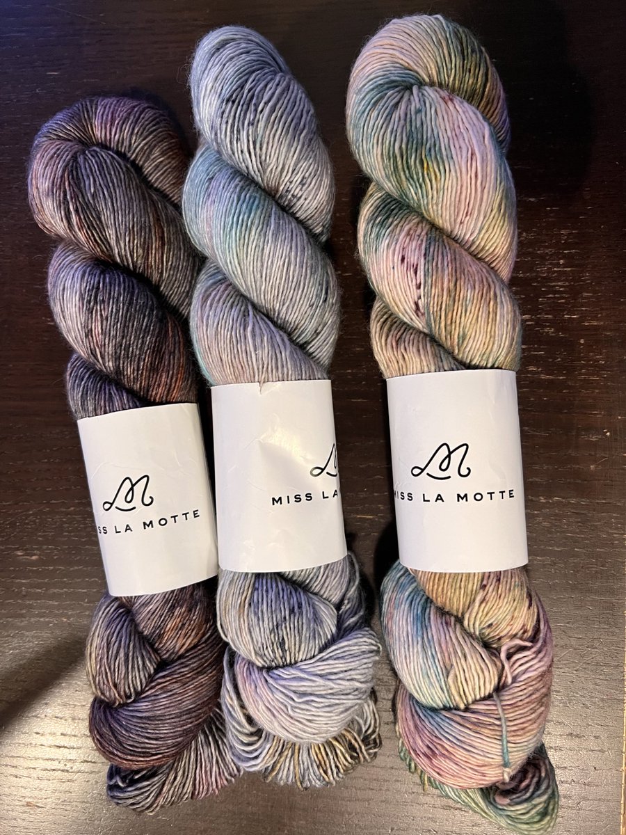 J’ai des merveilles qui m’ont été offertes hier soir. Merci @WitchKnits pour tes précieux conseils. 

Faut que je trouve le modèle maintenant 😅