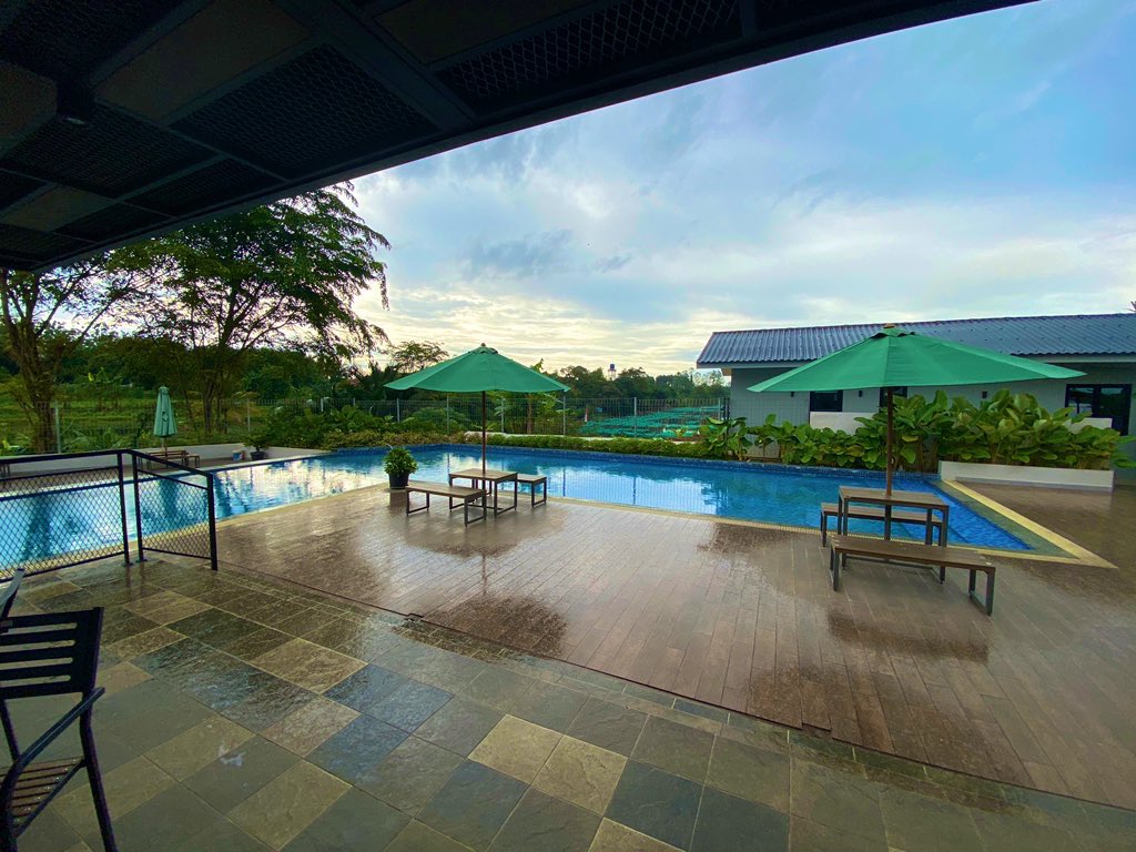 Pool area komplek yg lumayan bgt bakal jadi tempat gema ngabisin waktu weekend nanti, free pula mengurangi cost jalan-jalan juga (paling lumayan) 🤣 pemandangannya juga mayan nyegerin mata 🧡