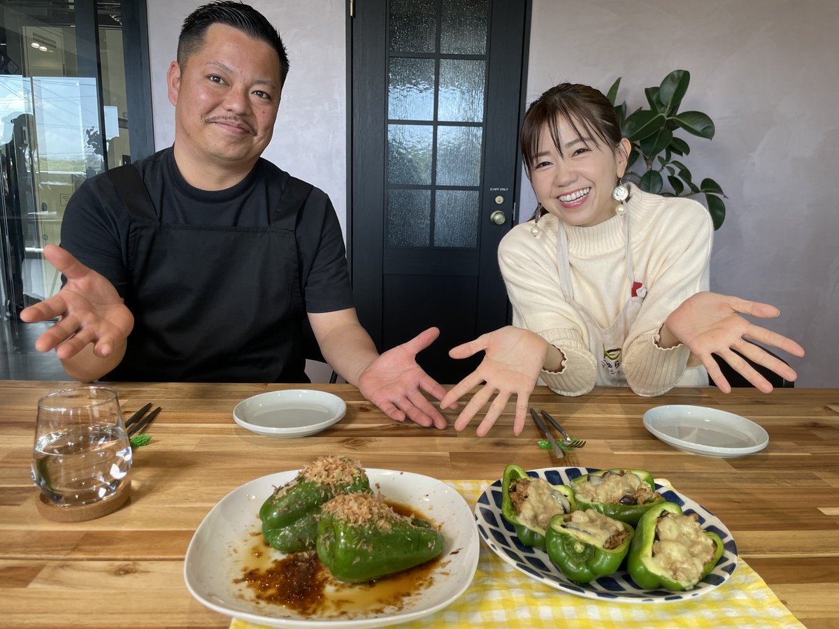 churamarche's tweet photo. 本日公開！生産者さん大丈夫？って不安になるくらいおトクな具志頭ピーマンの番組特別商品。 @yurikakazu さんの顔と同じ大きさじゃないか！ってくらいのビッグピーマン登場🤣
商品はこちら⇒https://t.co/JHQXwKlsep
@QAB_news 16:15～ピーマン農家さん生出演😆
#ちゅらマルシェ https://t.co/V7yJCOwoo9