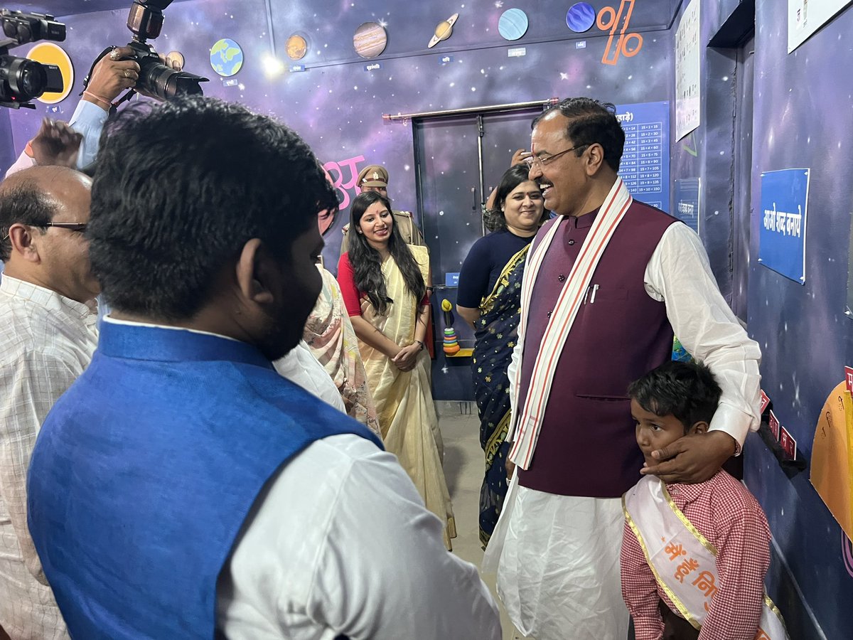 CDO_HAPUR's tweet photo. माननीय उपमुख्यमंत्री जी @kpmaurya1 द्वारा प्रदेश की प्रथम निपुणशाला का उद्घाटन अनवरपुर, हापुड़ में किया गया।निपुणशाला में बच्चे डिजिटल,एक्सपेरिमेंटल एवं फन लर्निंग के द्वारा भाषा और गणित में दिए हुए निपुण लक्ष्य को आसानी से प्राप्त कर सकेंगे।@ChiefSecyUP @CommissionerMe3 @DmHapur https://t.co/LEKtpGgLKr