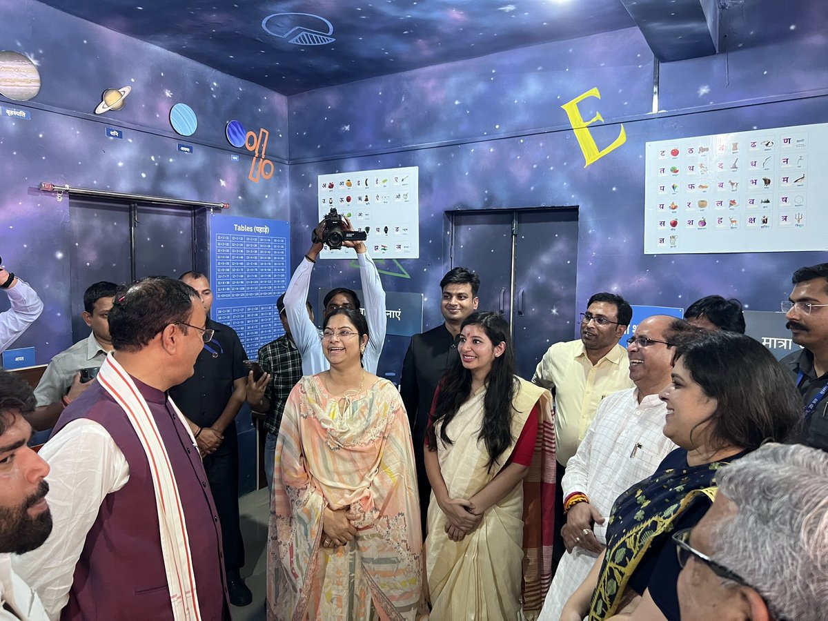 CDO_HAPUR's tweet photo. माननीय उपमुख्यमंत्री जी @kpmaurya1 द्वारा प्रदेश की प्रथम निपुणशाला का उद्घाटन अनवरपुर, हापुड़ में किया गया।निपुणशाला में बच्चे डिजिटल,एक्सपेरिमेंटल एवं फन लर्निंग के द्वारा भाषा और गणित में दिए हुए निपुण लक्ष्य को आसानी से प्राप्त कर सकेंगे।@ChiefSecyUP @CommissionerMe3 @DmHapur https://t.co/LEKtpGgLKr