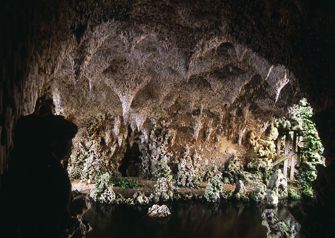 CasaLettori's tweet photo. Avessimo le Ali 
per fuggire i ricordi 
in tanti voleremmo

Emily Dickinson 

Grotta di Painshill Park, Surrey https://t.co/IDykJ3yYPs