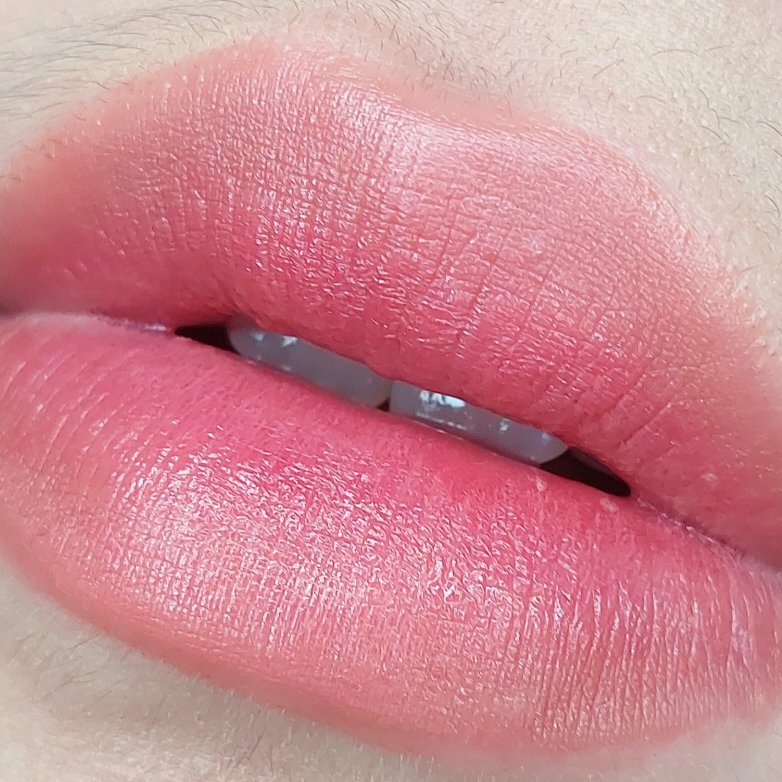 naomiar__'s tweet photo. nah ini pasti yang jadi favorite kalian look nya, soalnya ini looks favoritku 😭❤️

ombre dari cream puff + strawberry pie ini bikin ala ala pink korean ombre looks cantik banget. bisa dibilang perfect belom kalo sampe stainnya juga ombre gini? btw stainnya ini transferproof ya👀 https://t.co/RktiTypaJu