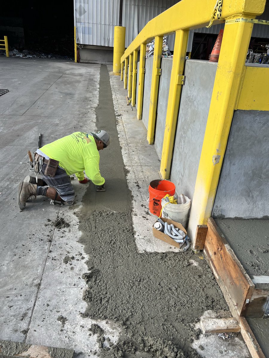 pacwestscale's tweet photo. #Finish #concrete #conduitrun #truckscale #homeruncables #since1995⚖️ @americanscaleus #pacwestscale https://t.co/YBzdHveBrd