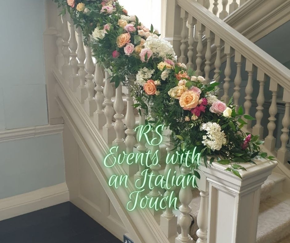 💐 Bannister's detail! 😊⁠
------------⁠
 #weddingdetails #flowershop #destinationwedding #flower #luxurywedding #flowerarrangement #floral #floristry #roses #weddingceremony #weddingflower #eventflowers #engaged #weddingdesigner #ceremonyflowers #bouquets #weddingdress