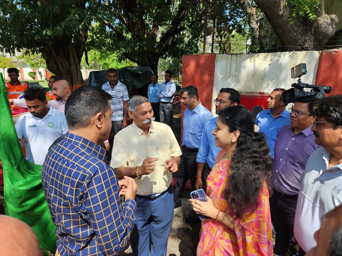 NPSinghOfficial's tweet image. इंदिरा गांधी कला केंद्र में आयोजित स्वच्छता सहयोग सम्मान समारोह के अवसर पर, #SwachhSurvekshan2023 #G20 और #AzadiKaAmritMahotsav के उपलक्ष्य में 20 नए कचरा संग्रहण वाहनों को मुख्य कार्यपालक अधिकारी रितु माहेश्वरी जी द्वारा हरी झंडी दिखाकर रवाना किया और 10 गुब्बारे छोड़े