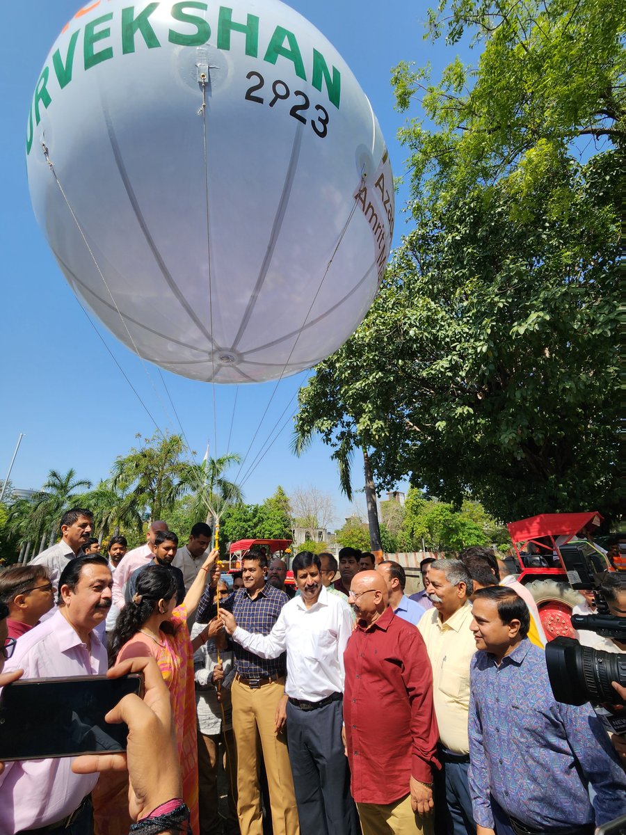 इंदिरा गांधी कला केंद्र में आयोजित स्वच्छता सहयोग सम्मान समारोह के अवसर पर, #SwachhSurvekshan2023 #G20 और #AzadiKaAmritMahotsav के उपलक्ष्य में 20 नए कचरा संग्रहण वाहनों को मुख्य कार्यपालक अधिकारी रितु माहेश्वरी जी द्वारा हरी झंडी दिखाकर रवाना किया और 10 गुब्बारे छोड़े