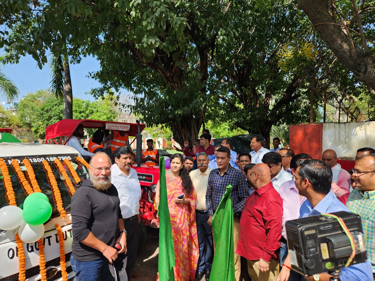 NPSinghOfficial's tweet image. इंदिरा गांधी कला केंद्र में आयोजित स्वच्छता सहयोग सम्मान समारोह के अवसर पर, #SwachhSurvekshan2023 #G20 और #AzadiKaAmritMahotsav के उपलक्ष्य में 20 नए कचरा संग्रहण वाहनों को मुख्य कार्यपालक अधिकारी रितु माहेश्वरी जी द्वारा हरी झंडी दिखाकर रवाना किया और 10 गुब्बारे छोड़े