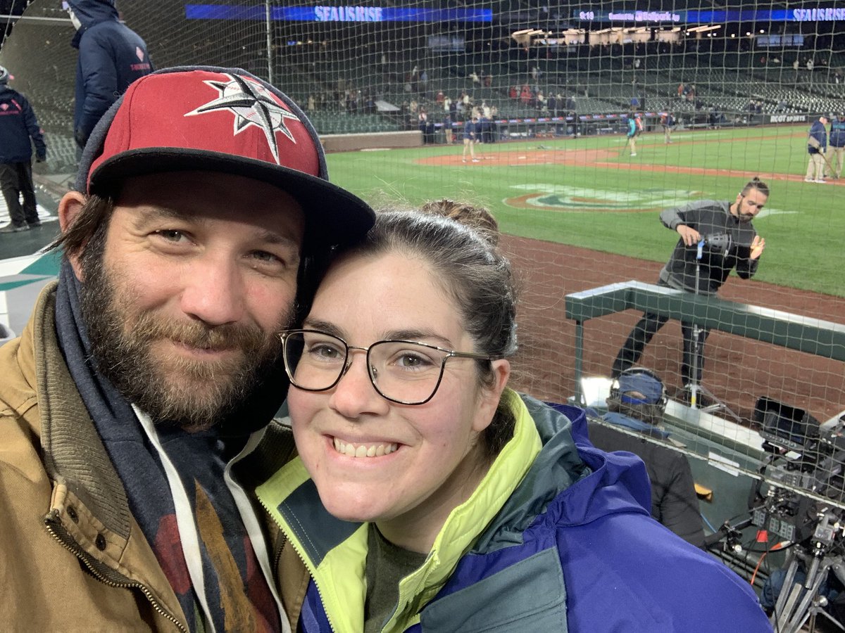 jerfalerf's tweet image. Apparently the M’s just needed Betty and I to show up. 11-2. 💪🏽  #SeaUsRise #lapiedra #whereiroot #robotdancephotobomb 🤖 😅