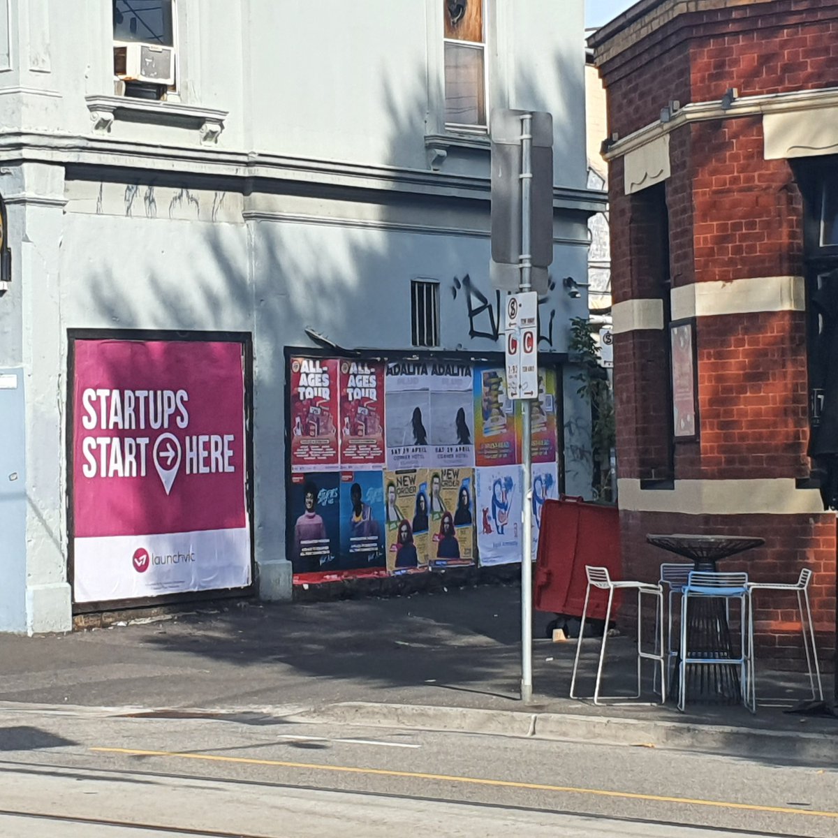 dablr_insights's tweet photo. Melbourne start up life, in two pictures.

#melbourne #startups https://t.co/gSkYnMj7Hf