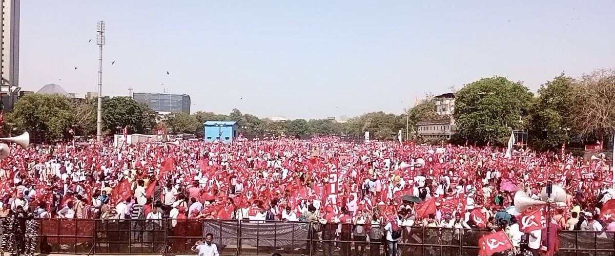 দৌলত কী আন্ধেরি রাত মে মেহনত কা সুরজ ছুপা লিয়া/ দৌলত কী আন্ধেরি রাত সে হাম আপনে সাবেরা মাঙ্গেগে।’ শ্রেণিযুদ্ধ! মজদুর, কৃষক-খেতমজুর— এই মেহনতি শ্রেণির যোগফলই জনসংখ্যার চার ভাগের তিন ভাগ। দিল্লির রামলীলা ময়দান। ঐক্যের এক অনন্য নজির। মজদুর কিষান মৈত্রীই বিকল্প। #WorkerFarmerRally