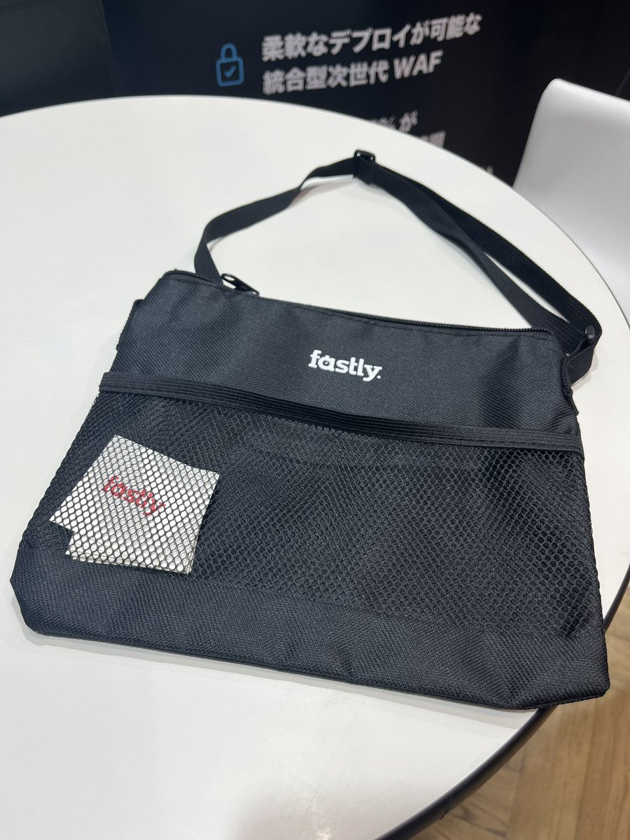 shun_3005's tweet image. JapanITWeekのFastlyブースへ来訪&amp;amp;お話を聞いて頂けた皆様に
普段使いに便利なサコッシュをお渡ししています🙌👜

メンテナンス簡単なWAFセキュリティ製品についてご説明しています！

東4ホール【E35-33ブース】でお待ちしています！🏃

#JapanITWeek #WAF #webセキュリティ