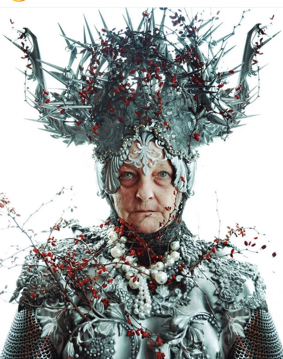 WomensArtForAll's tweet photo. Agnieszka #Osipa is a costume designer. Here the mother of the photographer is the muse, referred to as “badass mom”. .@Marcin_Nagraba photographs several of Agnieszka’s costumes. (.@AgnieszkaOsipa) #WomenArtists https://t.co/yPWKtDzfAu