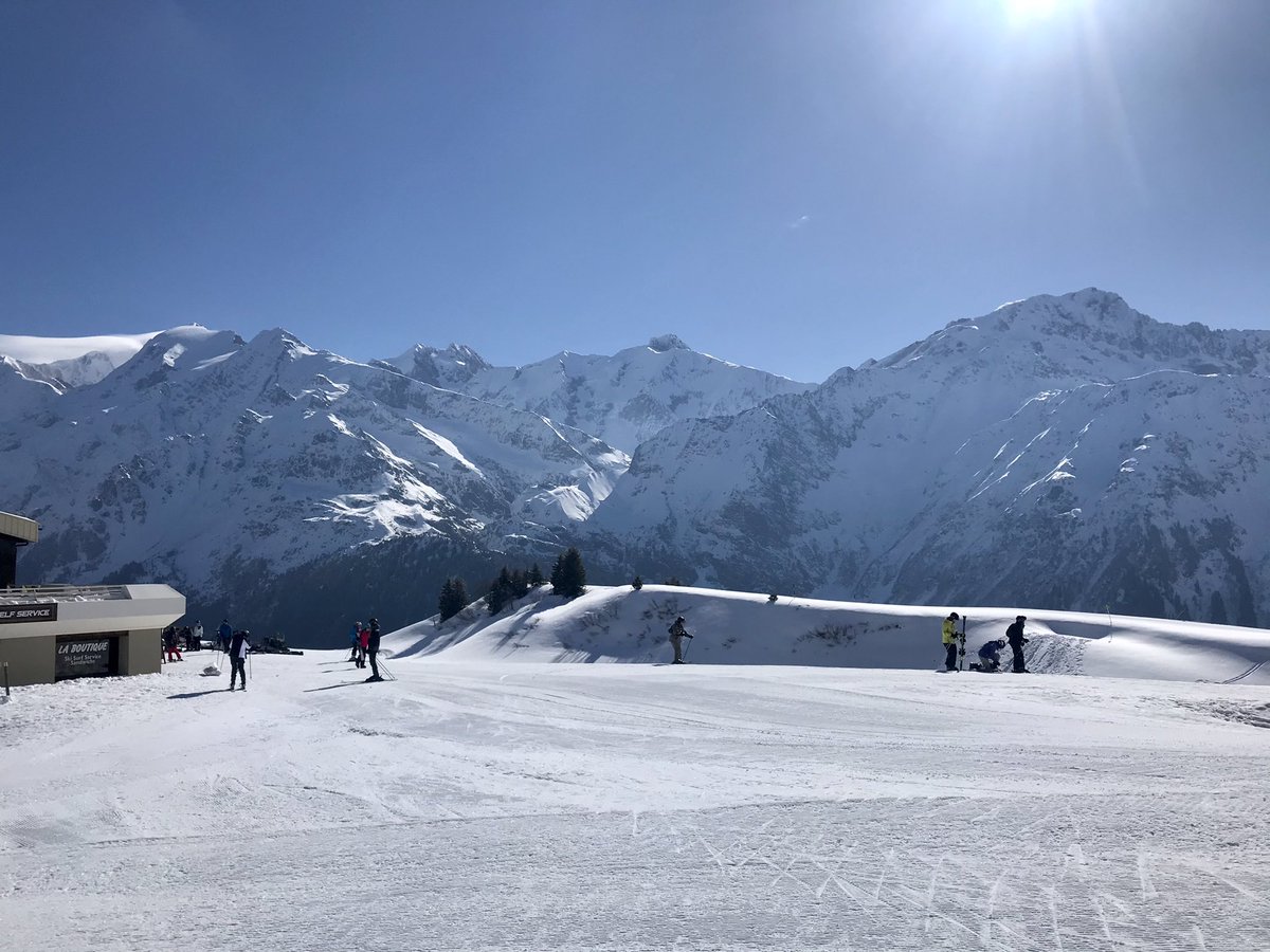 321skirep's tweet photo. Bonjour! It’s a blue-sky day for the boys from @mgs_juniors on Day 4 of their amazing week in Les Contamines ☀️⛷🇫🇷 https://t.co/EDPnUKIffc