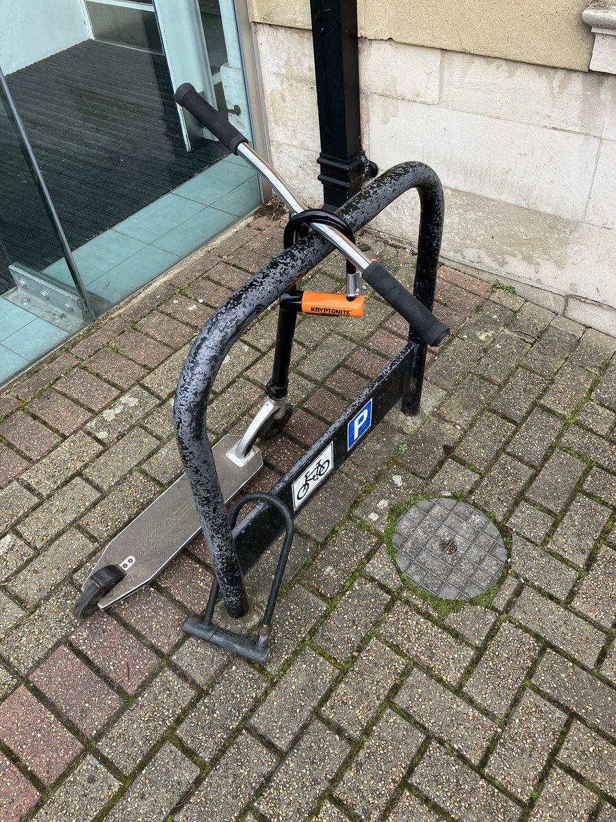 ChrisRalph's tweet photo. Not sure this lock will deter the casual thief! https://t.co/YZ4whRHJnk