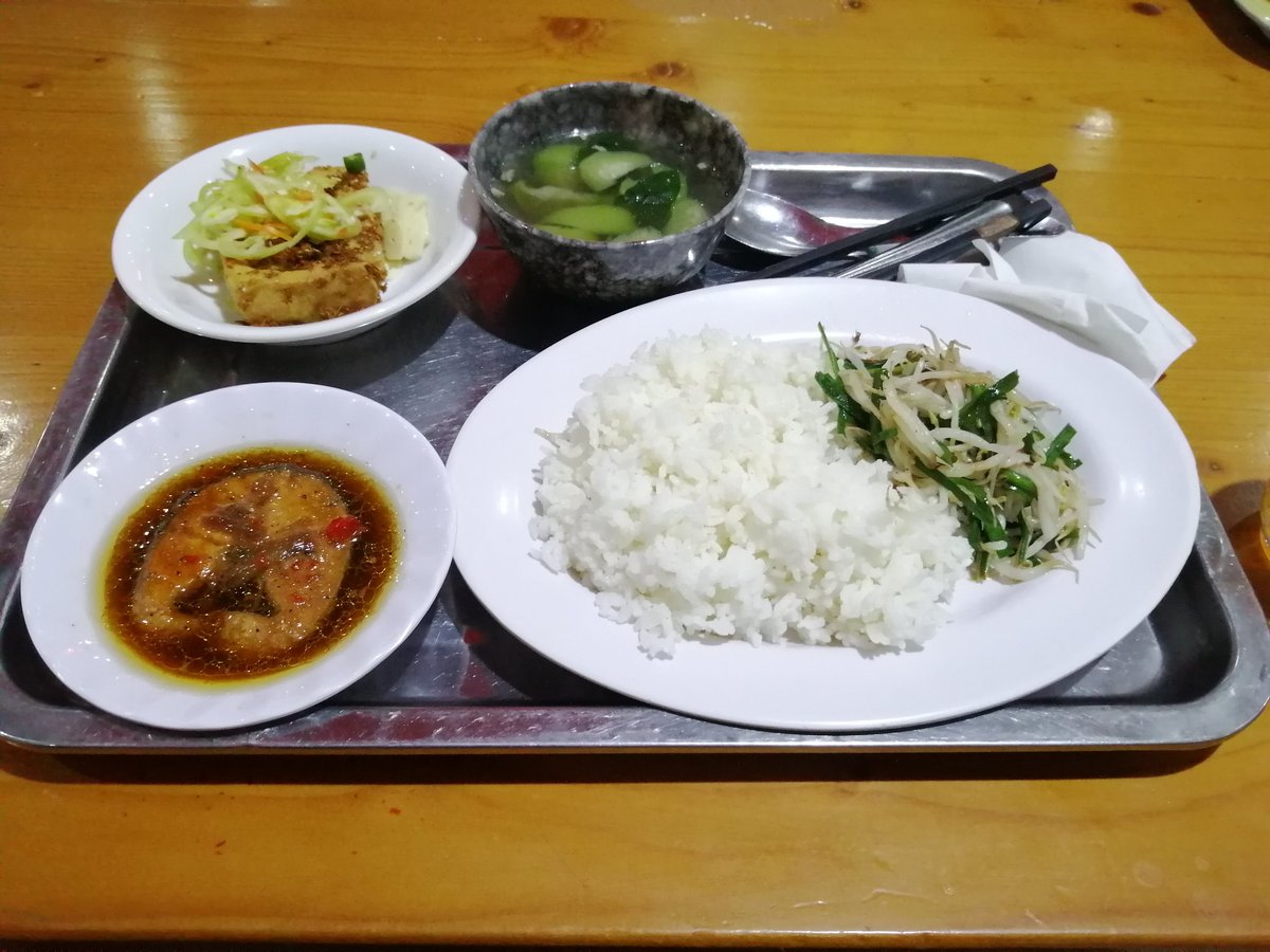 JoneyPT's tweet photo. ホーチミンの学食
思っていたより清潔
これで180円は激安 https://t.co/wXpeKjhFgc