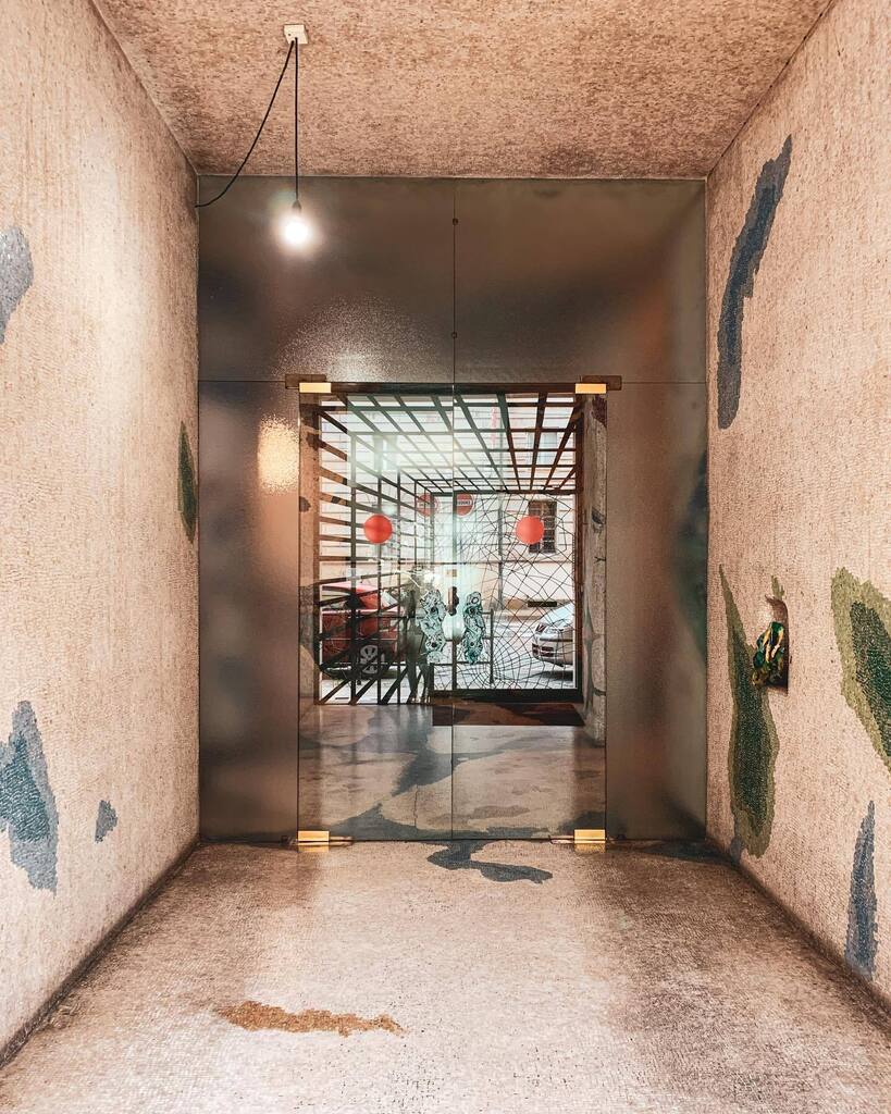 Itinerari di architettura a Torino: l’androne del palazzo di via Accademia Albertina progettato dall’architetto Attilio De Bernardi a metà del secolo scorso, con il cancello a ragnatela e l’interno a mosaici del pittore Riccardo Chicco, che ricorda le pareti di un'antica vas…