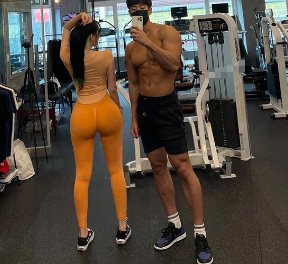 好吧 我承认 我刚刚被他摸湿了 今晚如果我和他做了是 我把他拿下了 还是他把我拿下了