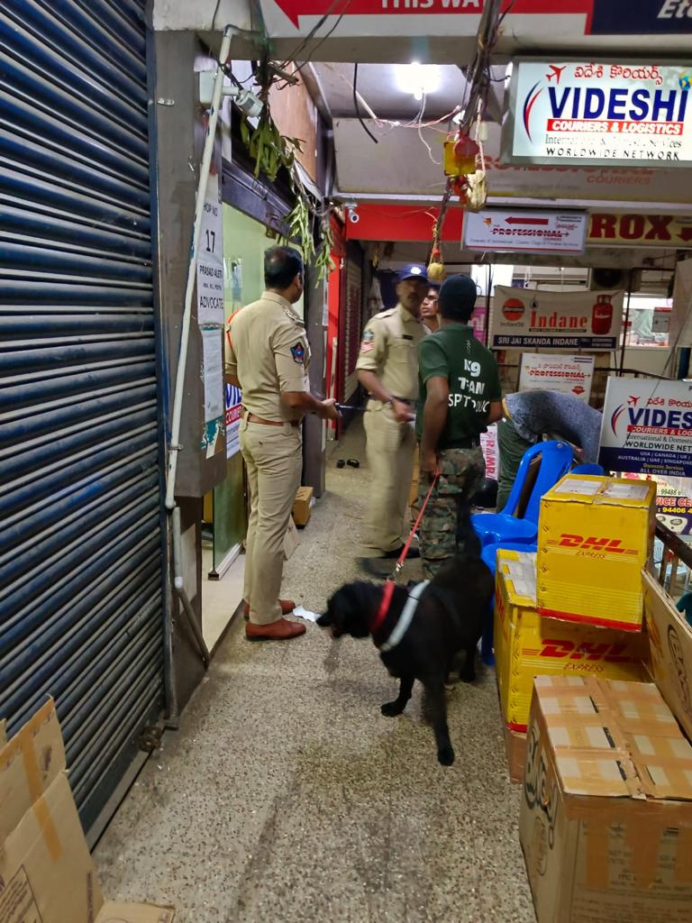 vizagcitypolice's tweet photo. విశాఖ నగరంలో కొరియర్ సర్వీస్ సంస్థలు ద్వారా జరుగుతున్న గంజాయి రవాణా నిర్మూలించడానికి నగర పోలీసు కమిషనర్ శ్రీ సిహెచ్. శ్రీకాంత్ ఐపీఎస్ గారి ఆదేశాల మేరకు నగరంలో ఉన్న కొరియర్ ఆఫీసులు అన్నింటినీ నార్కోటిక్ డిటెక్షన్ K9 స్నిపర్ డాగ్స్ టీముతో తరచూ తనిఖీలు నిర్వహిస్తున్నారు.@APPOLICE100 https://t.co/Dgr89Uzv9R