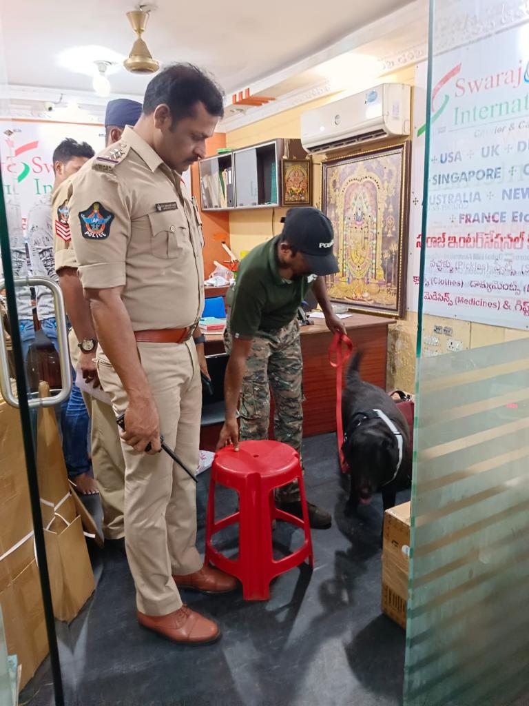 vizagcitypolice's tweet photo. విశాఖ నగరంలో కొరియర్ సర్వీస్ సంస్థలు ద్వారా జరుగుతున్న గంజాయి రవాణా నిర్మూలించడానికి నగర పోలీసు కమిషనర్ శ్రీ సిహెచ్. శ్రీకాంత్ ఐపీఎస్ గారి ఆదేశాల మేరకు నగరంలో ఉన్న కొరియర్ ఆఫీసులు అన్నింటినీ నార్కోటిక్ డిటెక్షన్ K9 స్నిపర్ డాగ్స్ టీముతో తరచూ తనిఖీలు నిర్వహిస్తున్నారు.@APPOLICE100 https://t.co/Dgr89Uzv9R