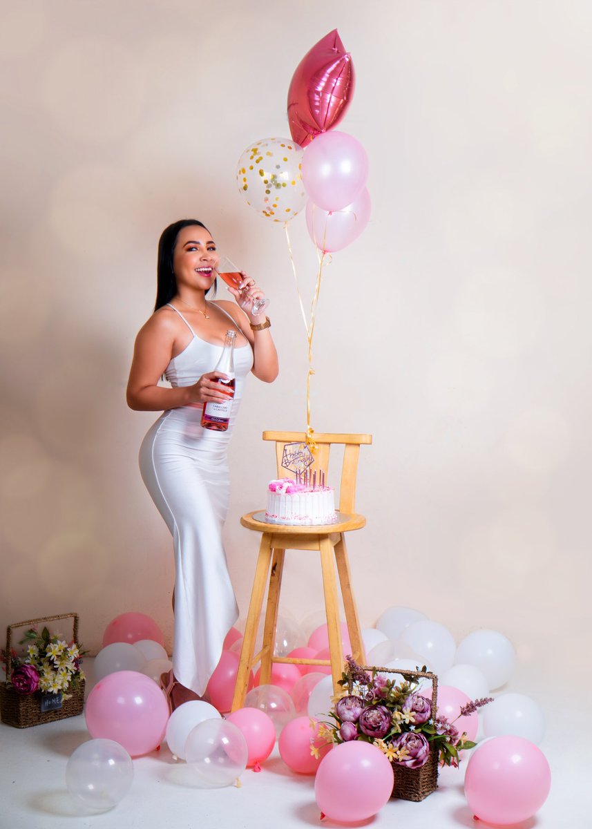 Mashiel_26's tweet photo. 🎉¡Happy birthday to me!🎊

Este año visto de blanquito porque lo asocio con la paz, la pureza, equilibrio y armonía. Todo lo que anhelo siempre en mí 🤍🕊️

#HappyBirthdayToMe https://t.co/0L7eTrQm6a