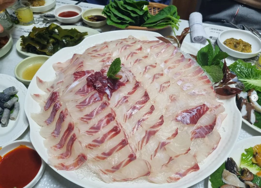 Tonyroofer's tweet photo. 최자로드 맛집인데
완전 인정~!
회도 달고 찍어먹는 양념장도 최고 ~👍
앞으로 제주도오면 여긴 꼭 들려야지 다짐까지 😉

#제주횟집 #맛집 #일상소통 #좋아요 https://t.co/n8VyoRGXay
