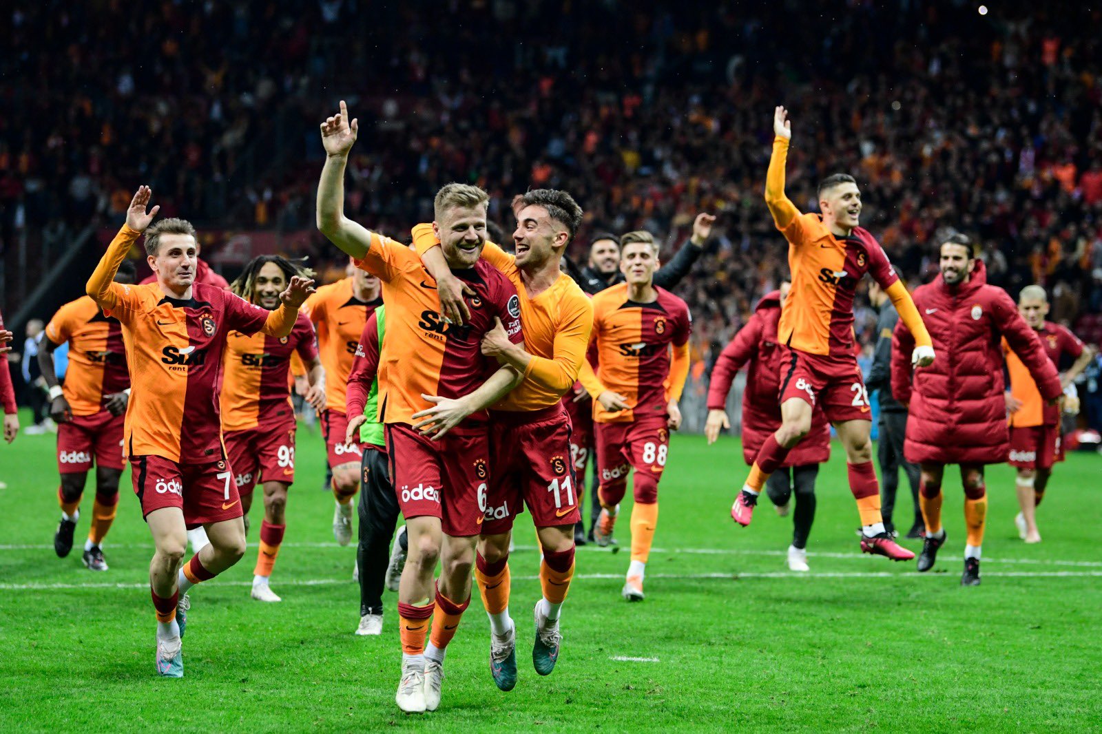 galatasaray futbolcuları sevinç