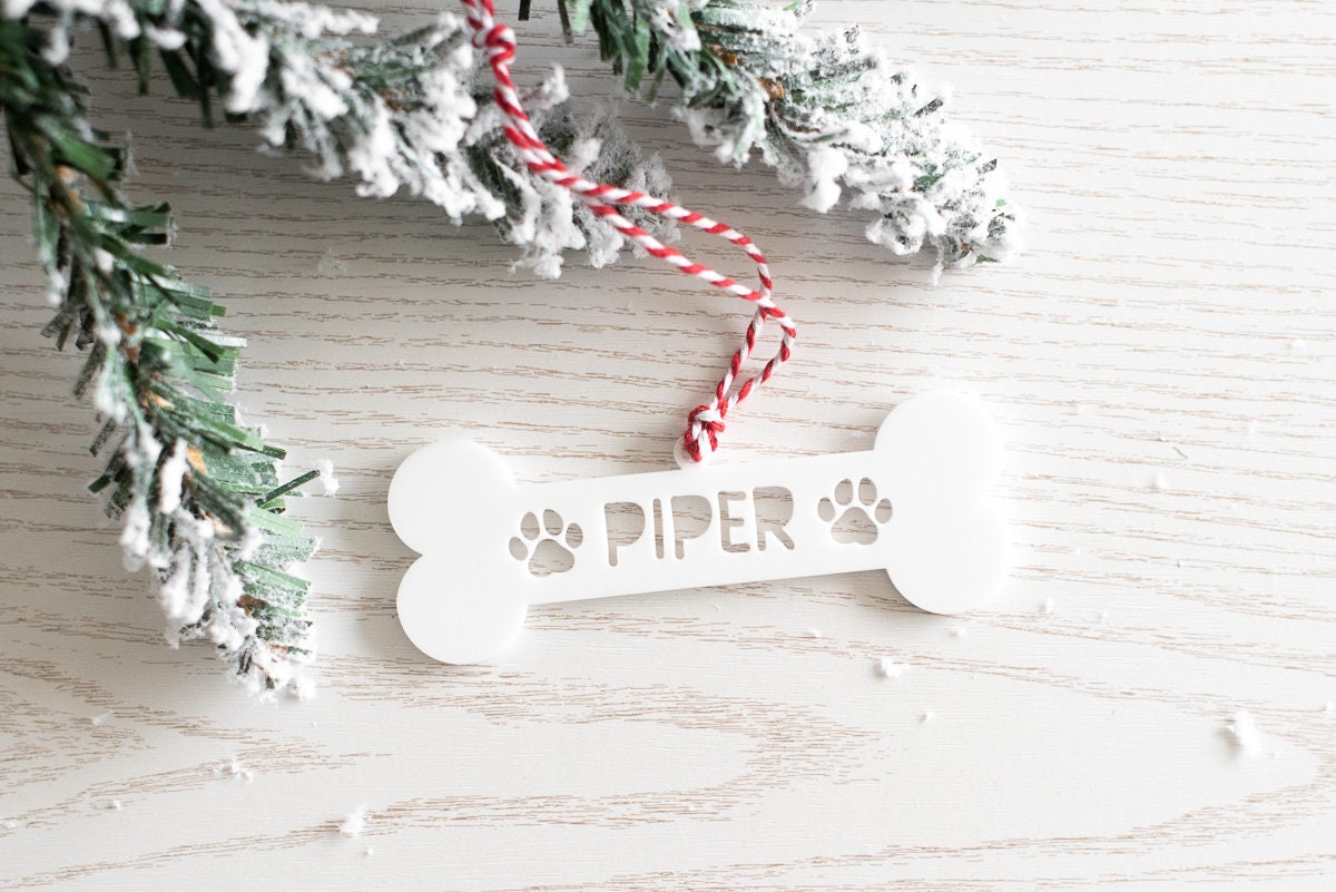 Dog Bone Christmas Tree Decoration, Pet Name Decoration tuppu.net/6088b62b #Etsy #weddingsignage #Bridetobe #Wedding #HoneywellWeddings #rusticwedding #AnimalPetIdeas