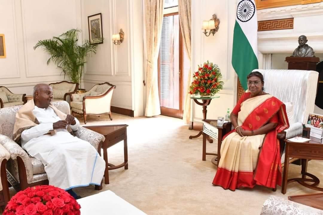 SharadaPuranaik's tweet image. ಮಣ್ಣಿನ ಮಗ ಮಾಜಿ ಪ್ರಧಾನಿಗಳಾದ ದೇವೇಗೌಡರು  ರಾಷ್ಟ್ರಪತಿ ಶ್ರೀ ದ್ರೌಪದಿ ಮುರ್ಮುರವರನ್ನು ಭೇಟಿಯಾದ ಕ್ಷಣ.

@H_D_Devegowda  @rashtrapatibhvn  #DropadiMurmu #HDDeveGowda #HDKumaraswamy #JDS #JdsAgain