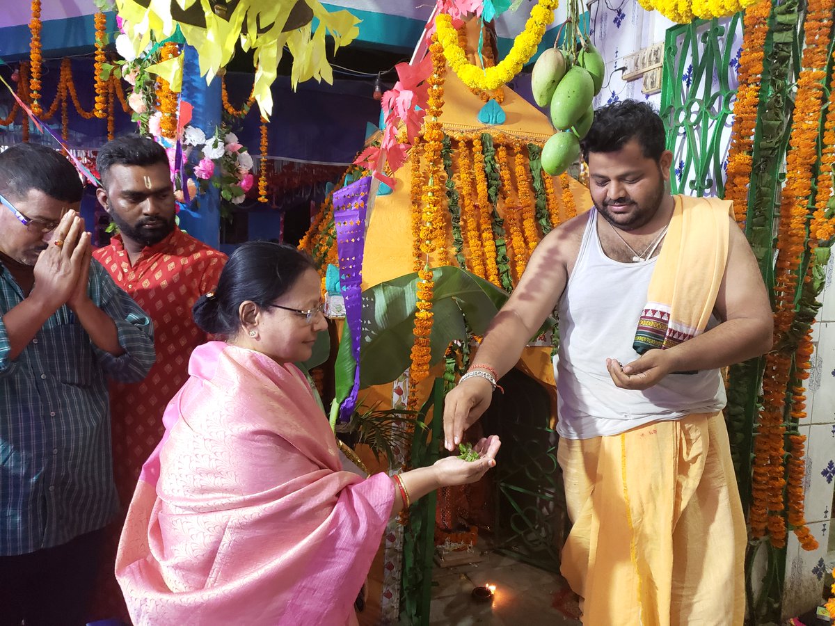 MadhuAgrawalla2's tweet photo. #ପାଟକୁରା ନିର୍ବାଚନ ମଣ୍ଡଳୀ ଅନ୍ତର୍ଗତ #ଡ଼େରାବିଶ ବ୍ଲକର ଚାନ୍ଦୋଳ ଗ୍ରାମପଞ୍ଚାୟତର ପଥରପଡ଼ା ଗ୍ରାମରେ ଶ୍ରୀ ଶ୍ରୀ ସିଦ୍ଧ ବାନାମ୍ବର ମହାପୁରୁଷଙ୍କ ପୀଠ ସ୍ଥଳୀରେ ଆୟୋଜିତ ୯୧ତମ ବାର୍ଷିକ ଚବିଶ ପ୍ରହର ନାମଯଜ୍ଞରେ ଯୋଗଦେବା ଅବସରରେ... #Patkura #Derabis #Kendrapara https://t.co/yM8wqBje0y