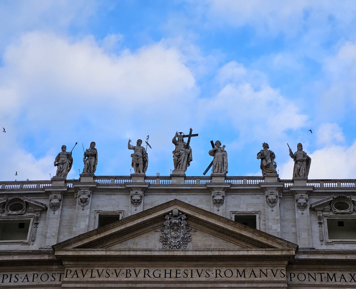 FlorianeBleas's tweet photo. Ciel bleu sur Rome. En attendant François #AudienceGénérale #PlaceStPierre https://t.co/nV2RJ15p7r